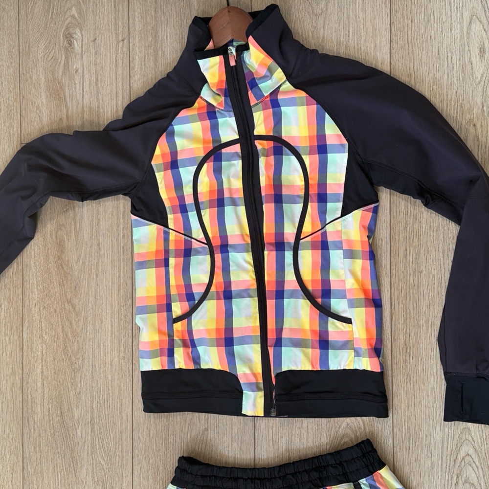 Lululemon Run Track Attack Jacket Seawheeze plaid size 6 Rare Special Edition